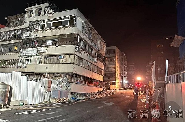 7日晚間大直多間民宅因周邊一處工地施工不慎導致房屋傾斜,甚至有一棟5樓公寓下陷。圖源/記者爆料網